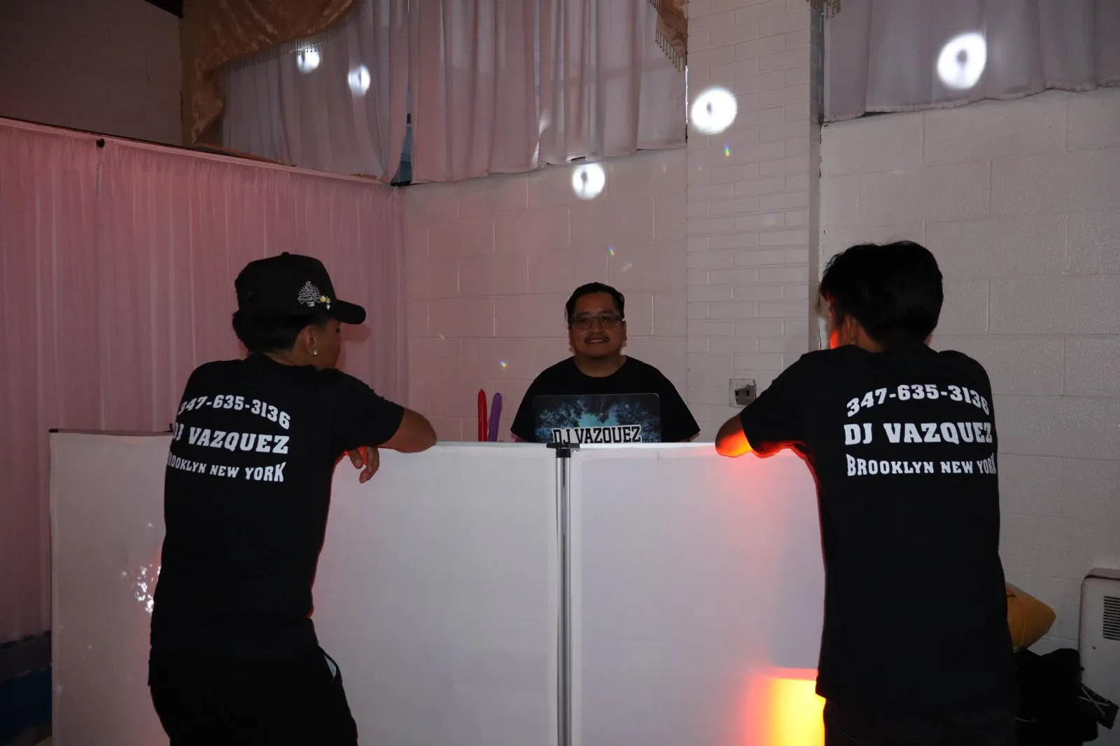 Disc Jockey mezclando música